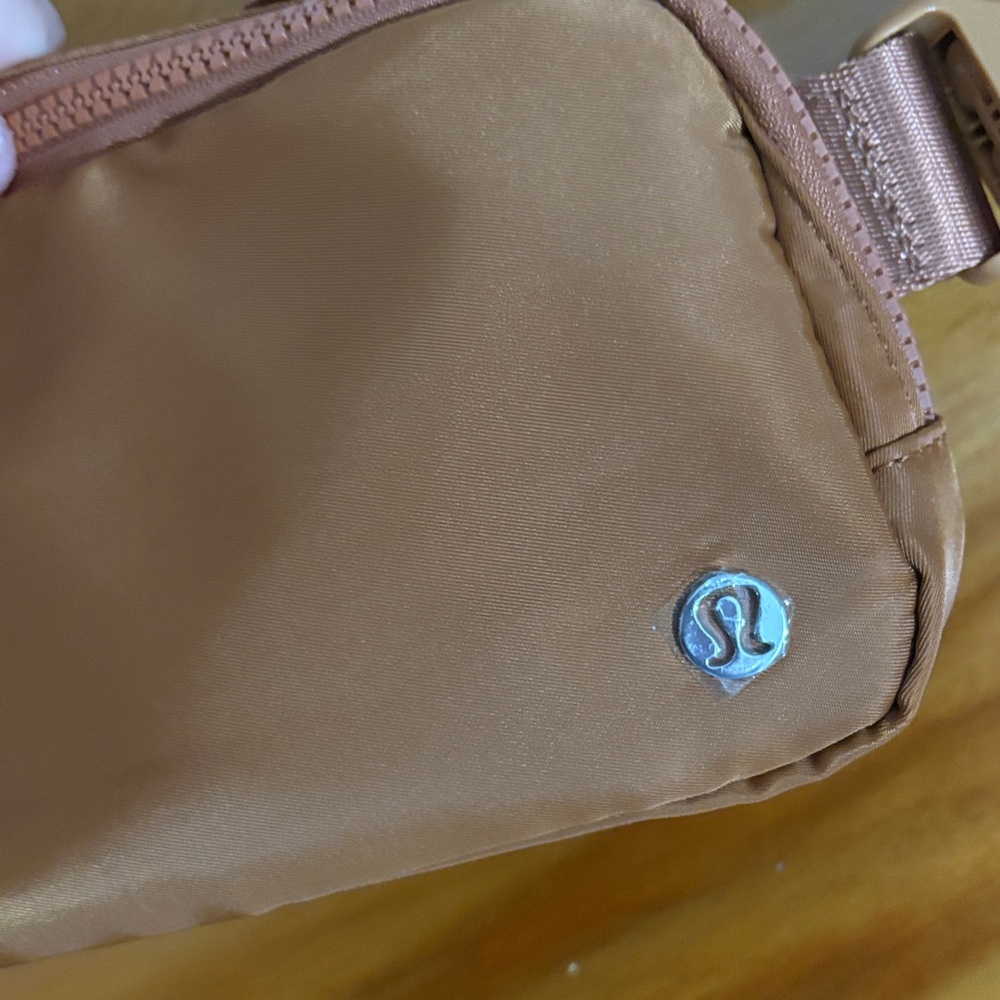 New lululemon waist bag - Picture 3 of 6